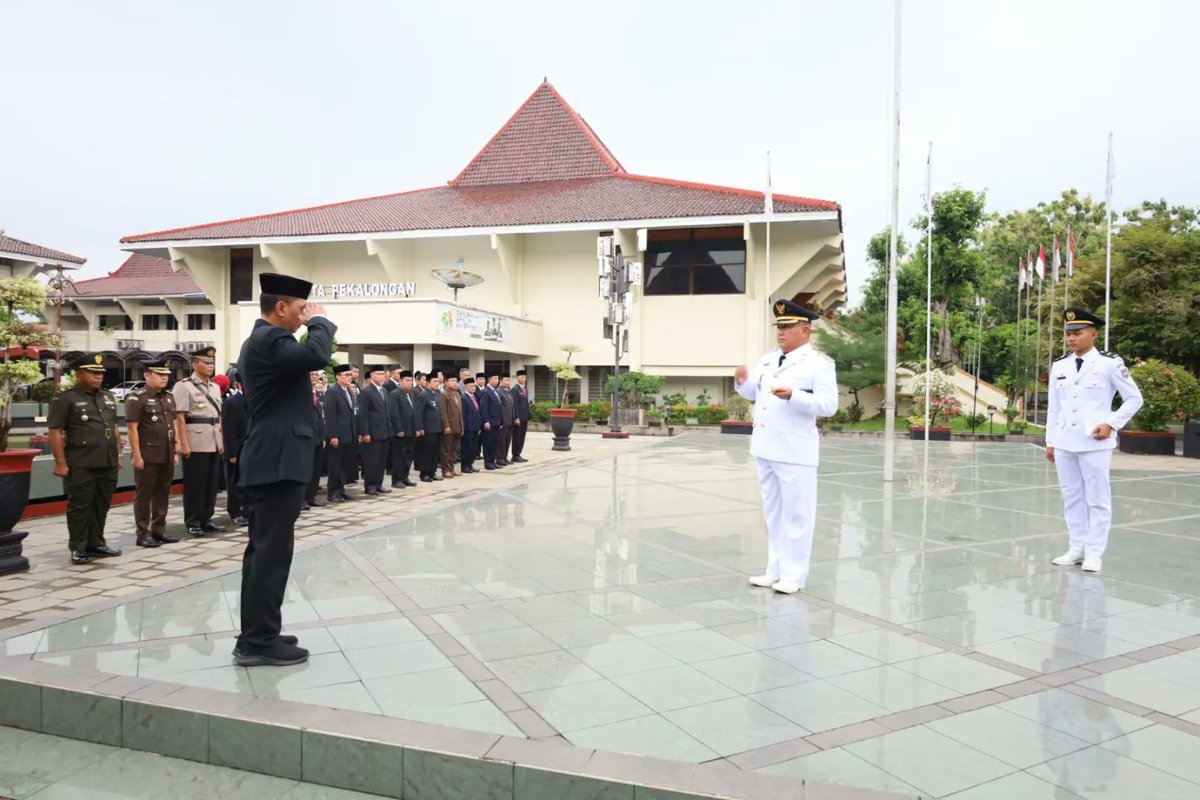 pkl_diskominfo's tweet photo. Pemerintah Kota Pekalongan menyelenggarakan Upacara Peringatan Hari Otonomi Daerah (Otoda) XXVIII Tahun 2024 yang dipimpin oleh Wakil Walikota  Pekalongan, H Salahudin dan diikuti oleh Forkopimda dan kepala OPD, ASN, berlangsung di Hal. Setda Kota Pekalongan, Kamis (25/4/2024). https://t.co/vgi8orImlb