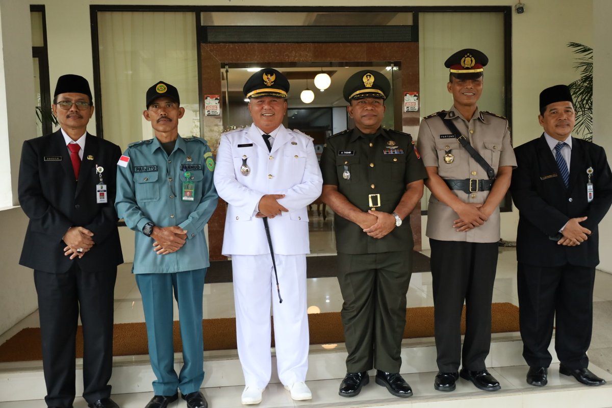 pkl_diskominfo's tweet photo. Pemerintah Kota Pekalongan menyelenggarakan Upacara Peringatan Hari Otonomi Daerah (Otoda) XXVIII Tahun 2024 yang dipimpin oleh Wakil Walikota  Pekalongan, H Salahudin dan diikuti oleh Forkopimda dan kepala OPD, ASN, berlangsung di Hal. Setda Kota Pekalongan, Kamis (25/4/2024). https://t.co/vgi8orImlb