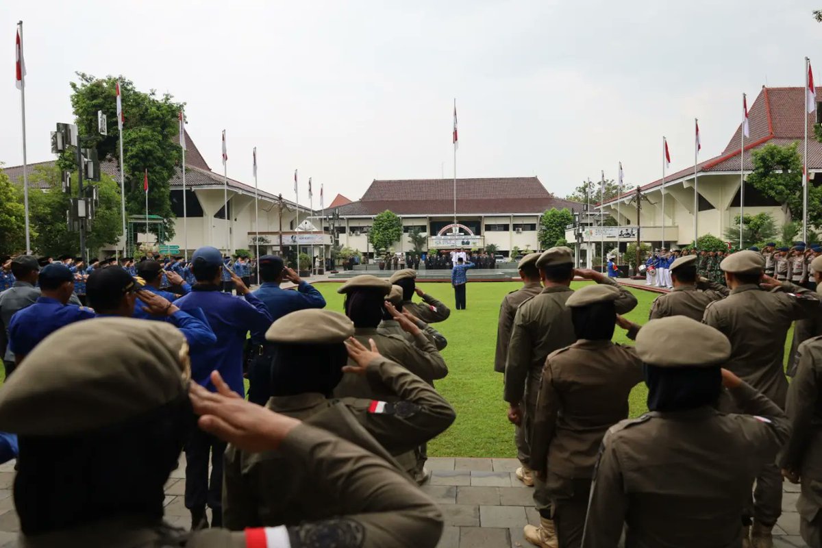 pkl_diskominfo's tweet photo. Pemerintah Kota Pekalongan menyelenggarakan Upacara Peringatan Hari Otonomi Daerah (Otoda) XXVIII Tahun 2024 yang dipimpin oleh Wakil Walikota  Pekalongan, H Salahudin dan diikuti oleh Forkopimda dan kepala OPD, ASN, berlangsung di Hal. Setda Kota Pekalongan, Kamis (25/4/2024). https://t.co/vgi8orImlb