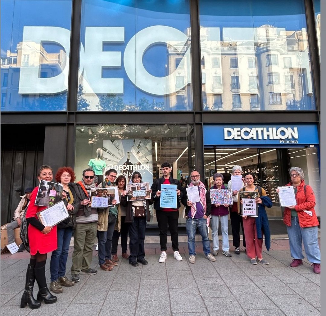 SETEM_MCM's tweet photo. Ayer Setem y Campaña Ropa Limpia salimos a la calle para exigir a @DecathlonEspana y + que dejen de fabricar #RopaDefectuosa, sin las garantías mínimas de seguridad y respeto a #derechoslaborales en sus fábricas. Queremos que firmen el Acuerdo Internacional por la Seguridad. 🧵 https://t.co/SoX28Vh5xY