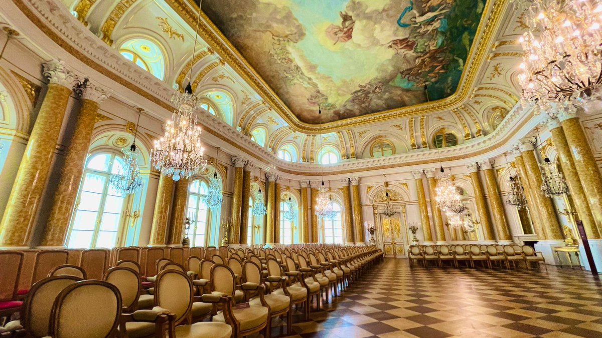 slallu1's tweet photo. The royal castle of Warsaw stunning.
.
.
#royalcastle #castle #poland #tourist https://t.co/EDitH4GipT