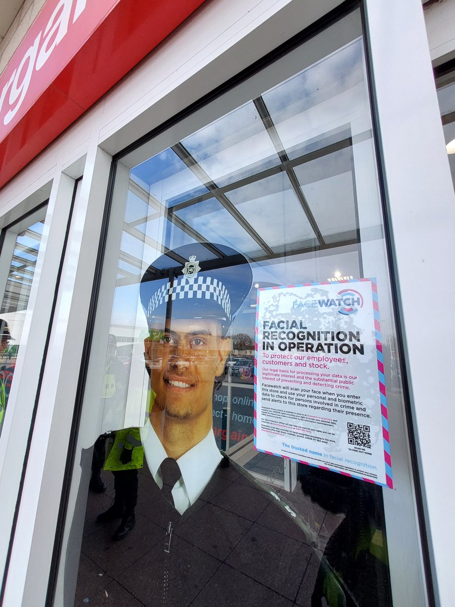 SmethwickWMP's tweet photo. On Windmills Retail Park, Capehill liaising with staff great to see 'Facewatch' in store and working together #OpAdvance @SandwellPolice @homebargains @WMPolice @kim https://t.co/DSIyCulMYH