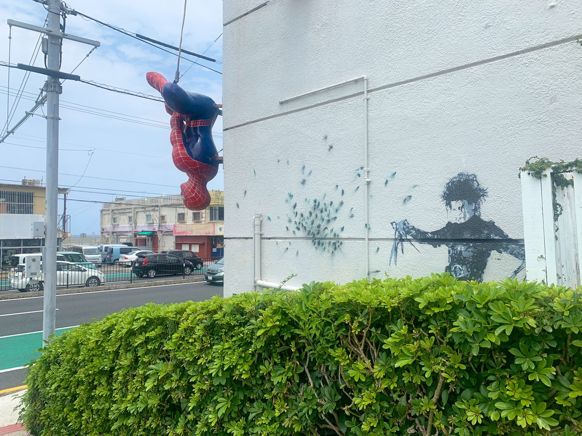 okinawa100's tweet photo. 宜野湾５８号線沿いにあるスパイダーマンを見たことある人は多いはず。
その後ろは遊び心に溢れてました😂 https://t.co/mkMEMZIAIq