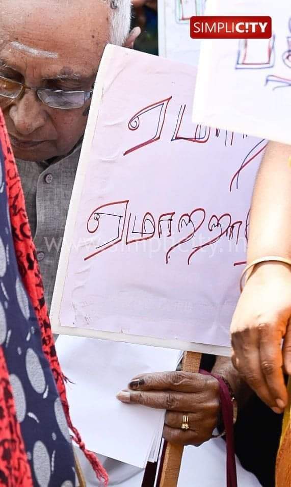Arunkumarjasu's tweet photo. கோயம்புத்தூர் மக்களில் சில பேர் அறிவிழந்தவர்கள் என்றும், அதிக பேராசை கொண்டவர்கள் என்றும் புரிகிறது.... அறிவு இருந்தால் அனைத்து சூதாட்டமும் ஏன்  கோயம்புத்தூரை தேடி வரப்போகிறது...  பைன் ஃப்யூச்சர், MV3, ஈமு கோழி  
#என்னங்க_ஆச்சு_கோயம்பத்தூர்_மக்களுக்கு 
#fakeprotests https://t.co/a2eeisNsJF