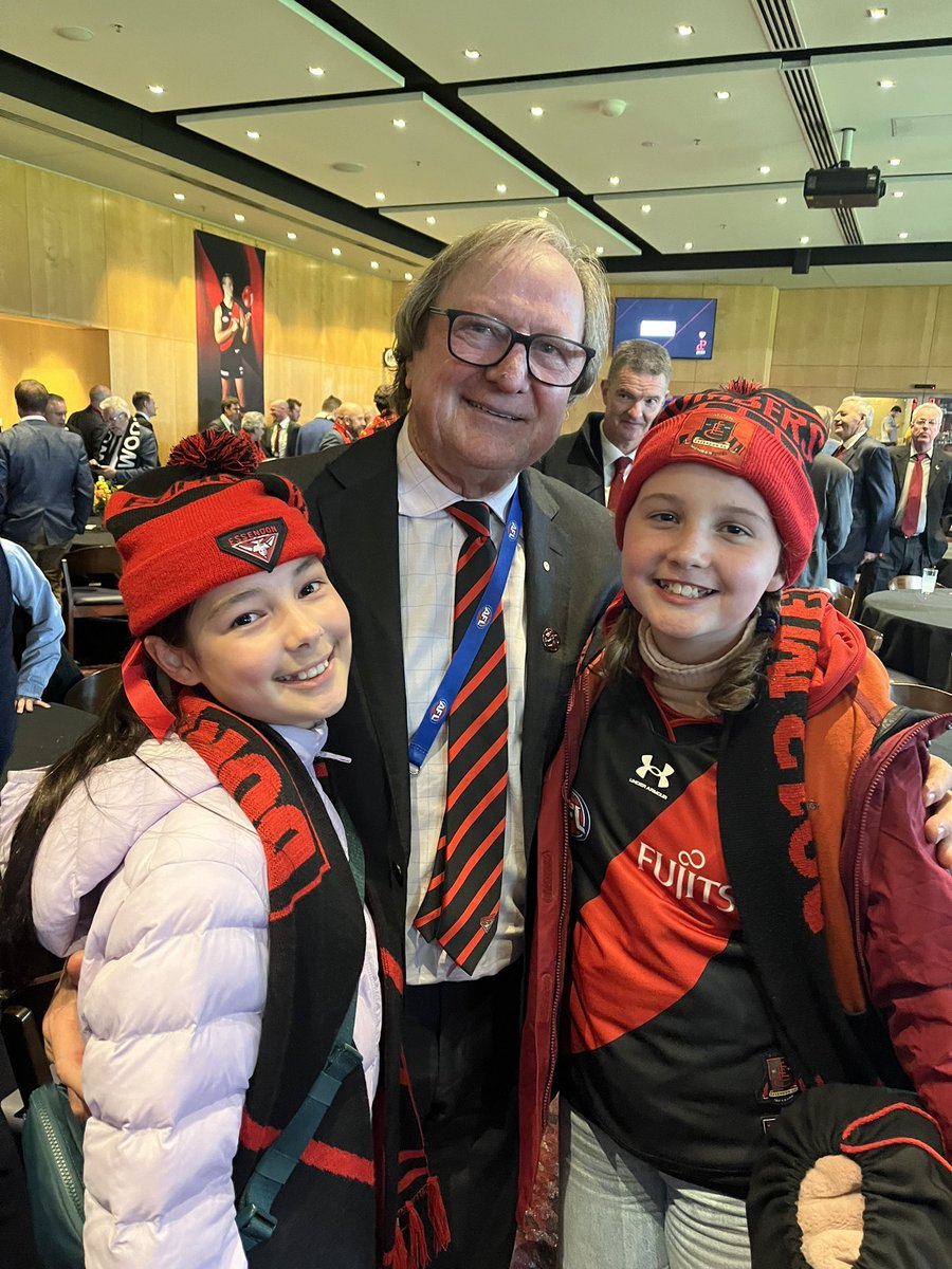 thebendingone's tweet photo. on the plus side, Olivia and friend met Sheeds
#AnzacDay #GoBombers #itsadraw #notawin #notaloss #🤷♂️ https://t.co/ro2skpV65B