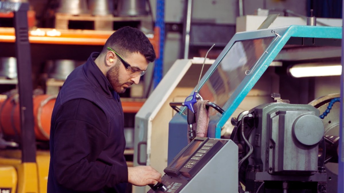 Manufacturing sentiment improves in April – According to the @CBItweets Industrial Trends Survey. bit.ly/44dAoWe #ukmfg #mfg #manufacturing