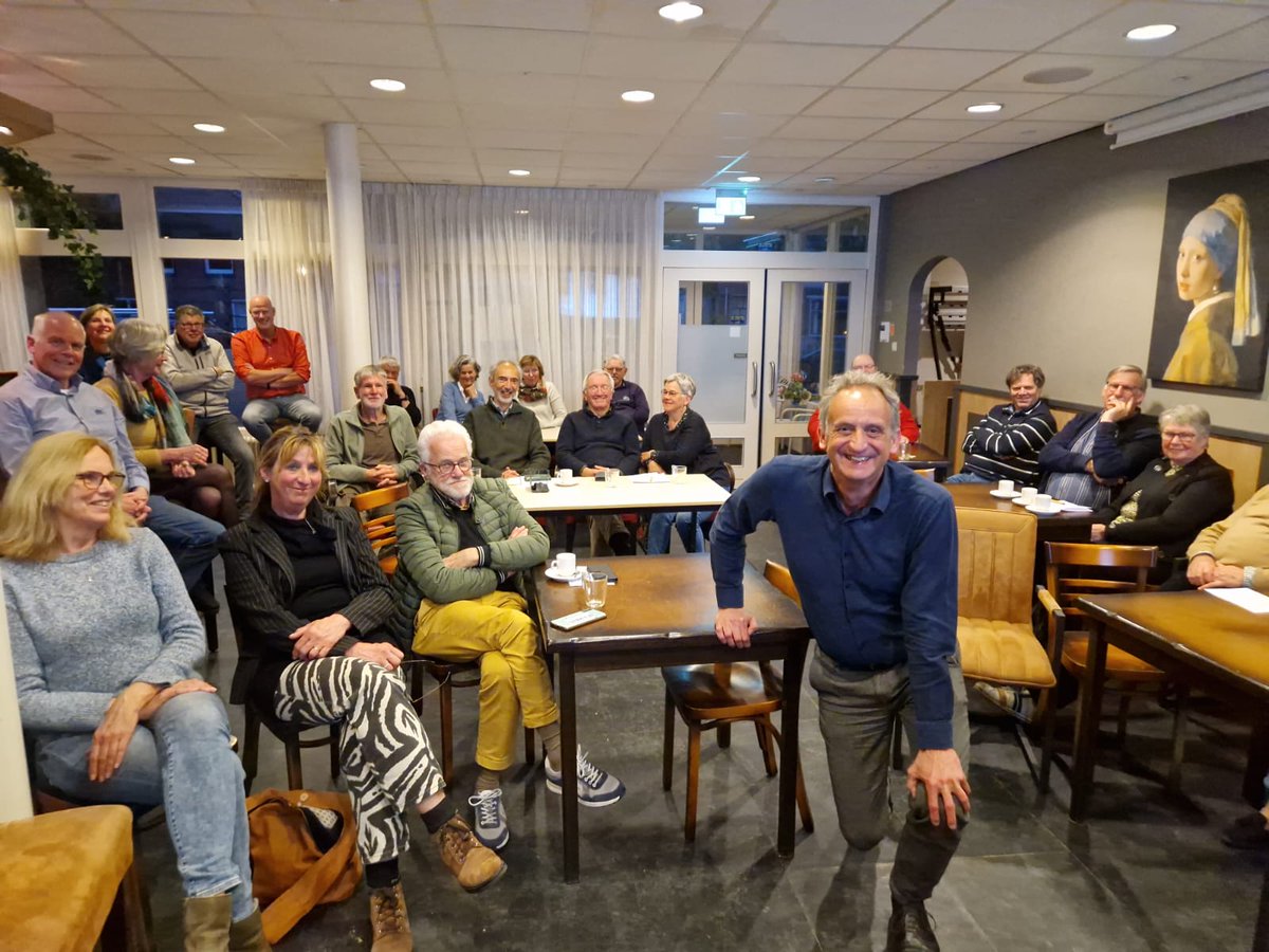 A2Lage's tweet photo. Gisteravond waren Coöperatie Bommelerwaar en het campagneteam te gast in het gezellige Dorpshuis de Parel in Rossum.

🚴‍♂️We mochten onze Burgerwindparkfiets naar binnen rijden en kregen een moment tijdens ‘de speakers corner’ om over ons Burgerwindpark te praten.

#Samenvoordewind https://t.co/vWr3ai0i33
