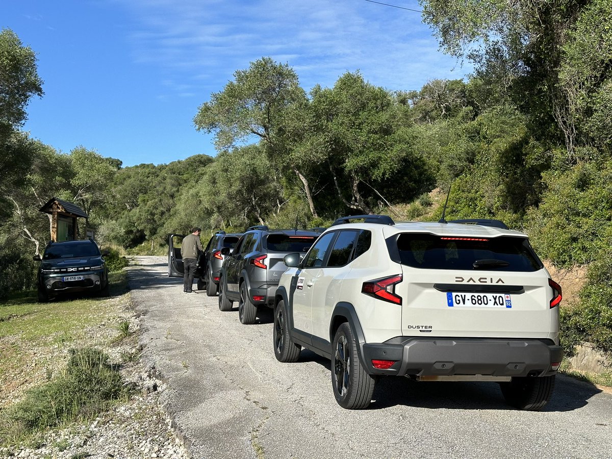 Η ημέρα μας ξεκίνησε με το Dacia Duster HYBRID 140. Καλημέρα σε όλους! 
#DaciaDuster #Dacia #Duster #4Τροχοί @Dacia_FR