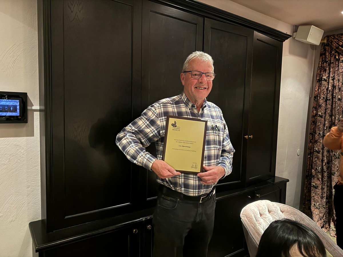 We're so proud of our founder - Lars Bjørnshauge <a href="/elbjoern0603/">Lars Bjørnshauge</a> - for winning the Open Publishing Fest Lifetime Achievement Award🎉

Congratulations, Lars. We are forever grateful for everything you have done for the open access community❤️

upstream.force11.org/interview-with…