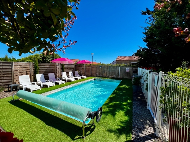 francelovers's tweet photo. SPECIAL OFFER - 50% OFF LIST PRICE - NOW £2,997 
£3,000 OFF list price for May Half-Term  WAS £5,995 NOW £2,997 Sleeps up to 15 guests plus babies :) HURRY - offer ends 3rd May 2024!
https://t.co/oE4whrusZr https://t.co/oHYavtcjkH