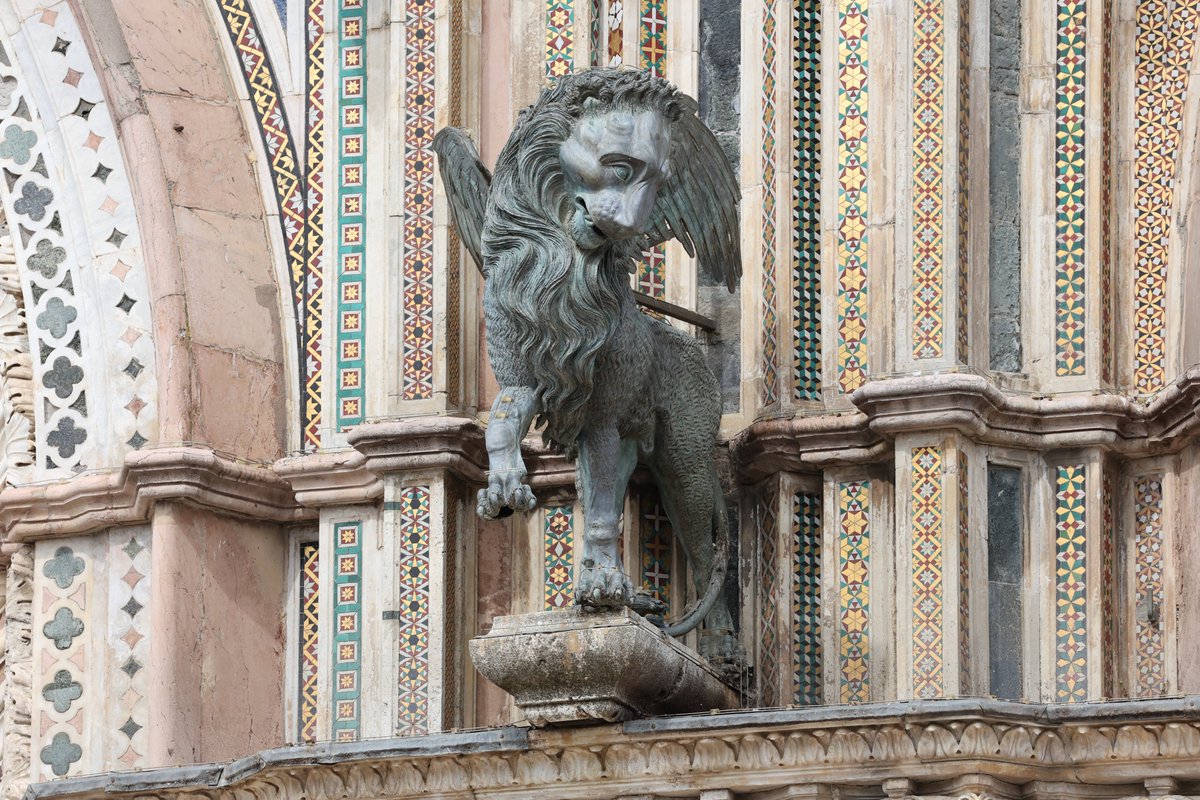 The winged Lion, symbol of the Evangelist St Mark, whose feast is today: His Gospel opens in the Judean desert with a voice crying in the wilderness. In the desert of our modern world, may we listen to the majesty and beauty and power of St Mark's Gospel. flic.kr/p/2pMjgcy