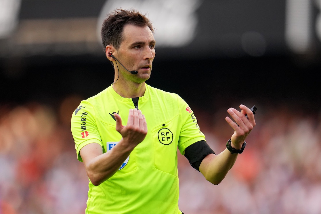 ✅| Official: Ricardo de Burgos will be the referee in the match between Barcelona and Valencia on Monday. #fcblive