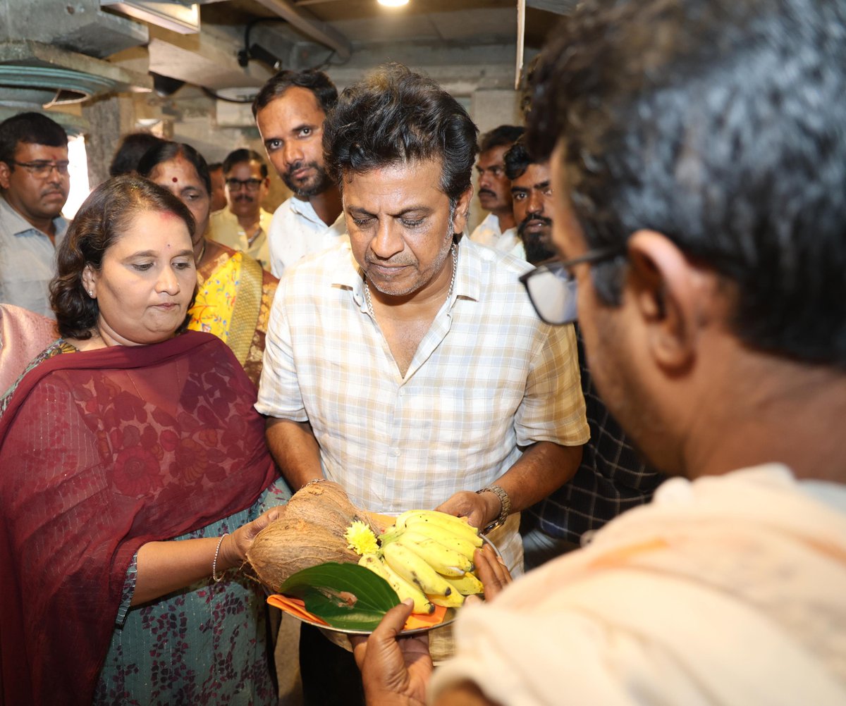 Geetha_Shivann's tweet photo. ತೀರ್ಥಹಳ್ಳಿ ವಿಧಾನಸಭಾ ಕ್ಷೇತ್ರದ ಹೊಂಬುಜ ಜೈನ ಮಠಕ್ಕೆ  ಭೇಟಿ ನೀಡಿ ಪೂಜೆ ಸಲ್ಲಿಸಿದೆನು..
  ಈ ಸಂಧರ್ಭದಲ್ಲಿ ಪತಿ  ಶಿವರಾಜ ಕುಮಾರ, ಕಿಮ್ಮನೆ ರತ್ನಾಕರ, ಬಂಡಿ ರಾಮಚಂದ್ರಪ್ಪ, ಶ್ವೇತ ಬಂಡಿ ಇದ್ದರು...
#ParliamentElection2024 #LokSabhaElections2024 #MemberOfParliament #jaintemple #shivarajkumar #humch https://t.co/gFHGwGjUix