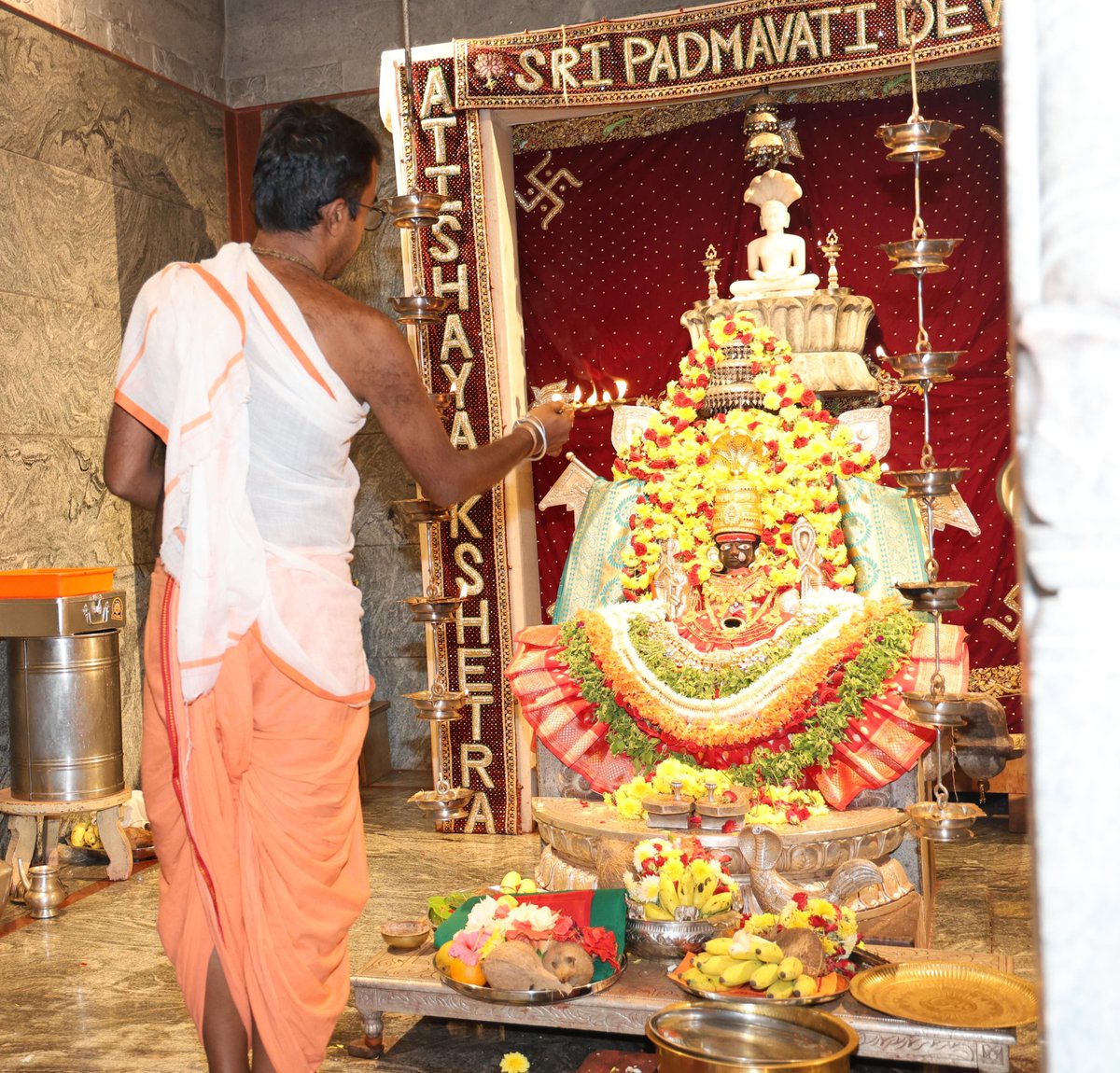Geetha_Shivann's tweet photo. ತೀರ್ಥಹಳ್ಳಿ ವಿಧಾನಸಭಾ ಕ್ಷೇತ್ರದ ಹೊಂಬುಜ ಜೈನ ಮಠಕ್ಕೆ  ಭೇಟಿ ನೀಡಿ ಪೂಜೆ ಸಲ್ಲಿಸಿದೆನು..
  ಈ ಸಂಧರ್ಭದಲ್ಲಿ ಪತಿ  ಶಿವರಾಜ ಕುಮಾರ, ಕಿಮ್ಮನೆ ರತ್ನಾಕರ, ಬಂಡಿ ರಾಮಚಂದ್ರಪ್ಪ, ಶ್ವೇತ ಬಂಡಿ ಇದ್ದರು...
#ParliamentElection2024 #LokSabhaElections2024 #MemberOfParliament #jaintemple #shivarajkumar #humch https://t.co/gFHGwGjUix
