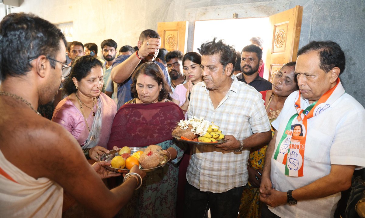 Geetha_Shivann's tweet photo. ತೀರ್ಥಹಳ್ಳಿ ವಿಧಾನಸಭಾ ಕ್ಷೇತ್ರದ ಹೊಂಬುಜ ಜೈನ ಮಠಕ್ಕೆ  ಭೇಟಿ ನೀಡಿ ಪೂಜೆ ಸಲ್ಲಿಸಿದೆನು..
  ಈ ಸಂಧರ್ಭದಲ್ಲಿ ಪತಿ  ಶಿವರಾಜ ಕುಮಾರ, ಕಿಮ್ಮನೆ ರತ್ನಾಕರ, ಬಂಡಿ ರಾಮಚಂದ್ರಪ್ಪ, ಶ್ವೇತ ಬಂಡಿ ಇದ್ದರು...
#ParliamentElection2024 #LokSabhaElections2024 #MemberOfParliament #jaintemple #shivarajkumar #humch https://t.co/gFHGwGjUix