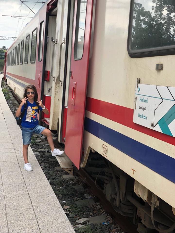 nurgul22's tweet photo. Senelerdir buradan okurdum “Adını ve yüzünü iyi ezberle “diye bıkmadan paylaştığı güzel Arda’nın fotoğrafını gördükçe empati yapar üzülürdüm.3 evladını kaybeden bir anne olarak ,şimdi anlıyorum ki ;yapmam gereken empatiden fazlasıymış.O gün Mısra Hanım’ la birlikte adalet istemediğimiz için bugün ,üzerinden bir buçuk yıl geçmesine rağmen hala depremdeki yıkımda sorumluluğu olan kamu personelinin yargılanması için izin çıkmadı.Sevgili Mısra, mücadelenin gücüne bugün daha çok inanıyorum,bıkmadan kurduğun cümlenin gücüne bugün daha çok inanıyorum ,güzel oğlun Arda’yı ezberimde yaşatıyorum.
#CorluTrenKatliamı