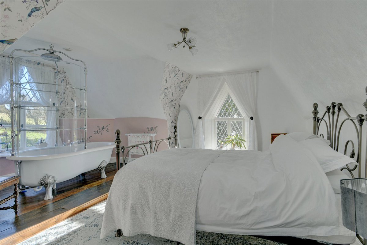 JS_Taunton's tweet photo. #Clayhangar #Wadeford
Set within a peaceful #Somersethamlet and enjoying #gloriousviews, Four Gables is an enchanting #periodhouse, together with a #cottage, all beautifully presented. Guide price ยฃ1,250,000.
https://t.co/qyzAdbdsAX
#countryhouses #somerset #thatchedproperty https://t.co/9v97IV0Gul