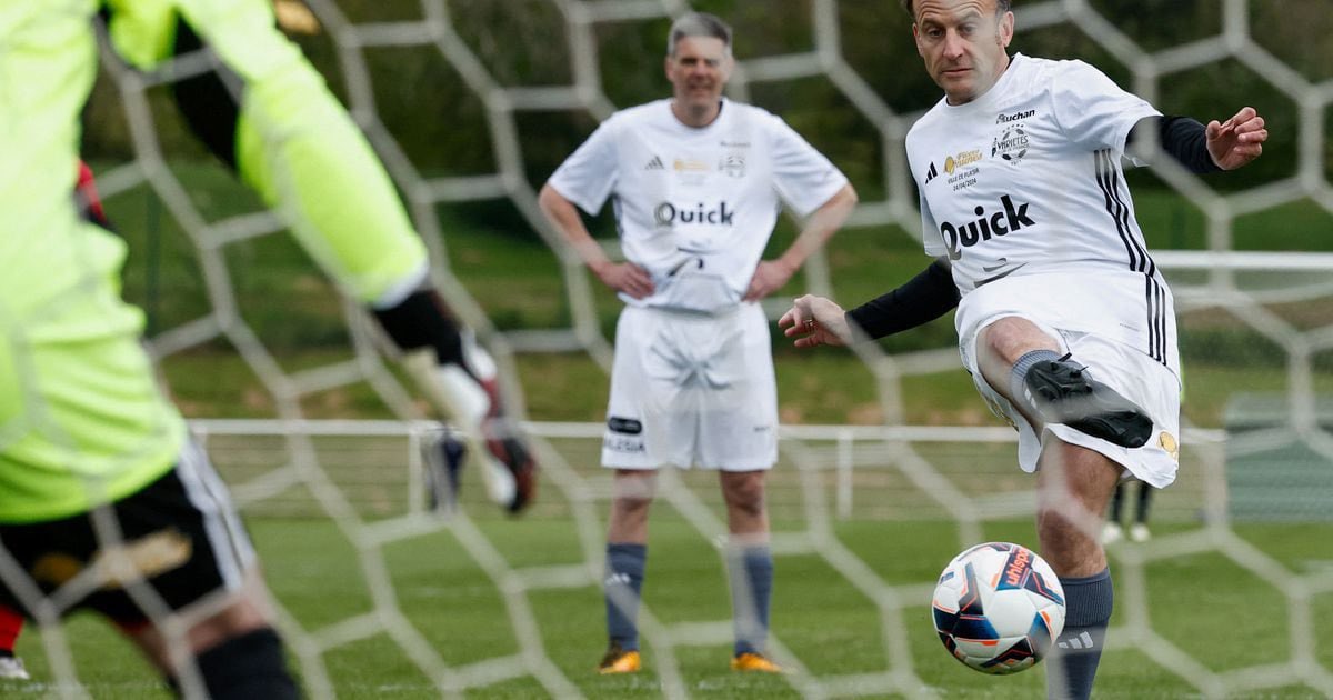 #Macron ieri ha giocato in una partita di calcio di beneficenza a favore di una fondazione gestita dalla moglie che si prende cura dei bambini ricoverati in ospedale. Macron ha segnato un rigore, ma le cronache riferiscono che il portiere è rimasto immobile.