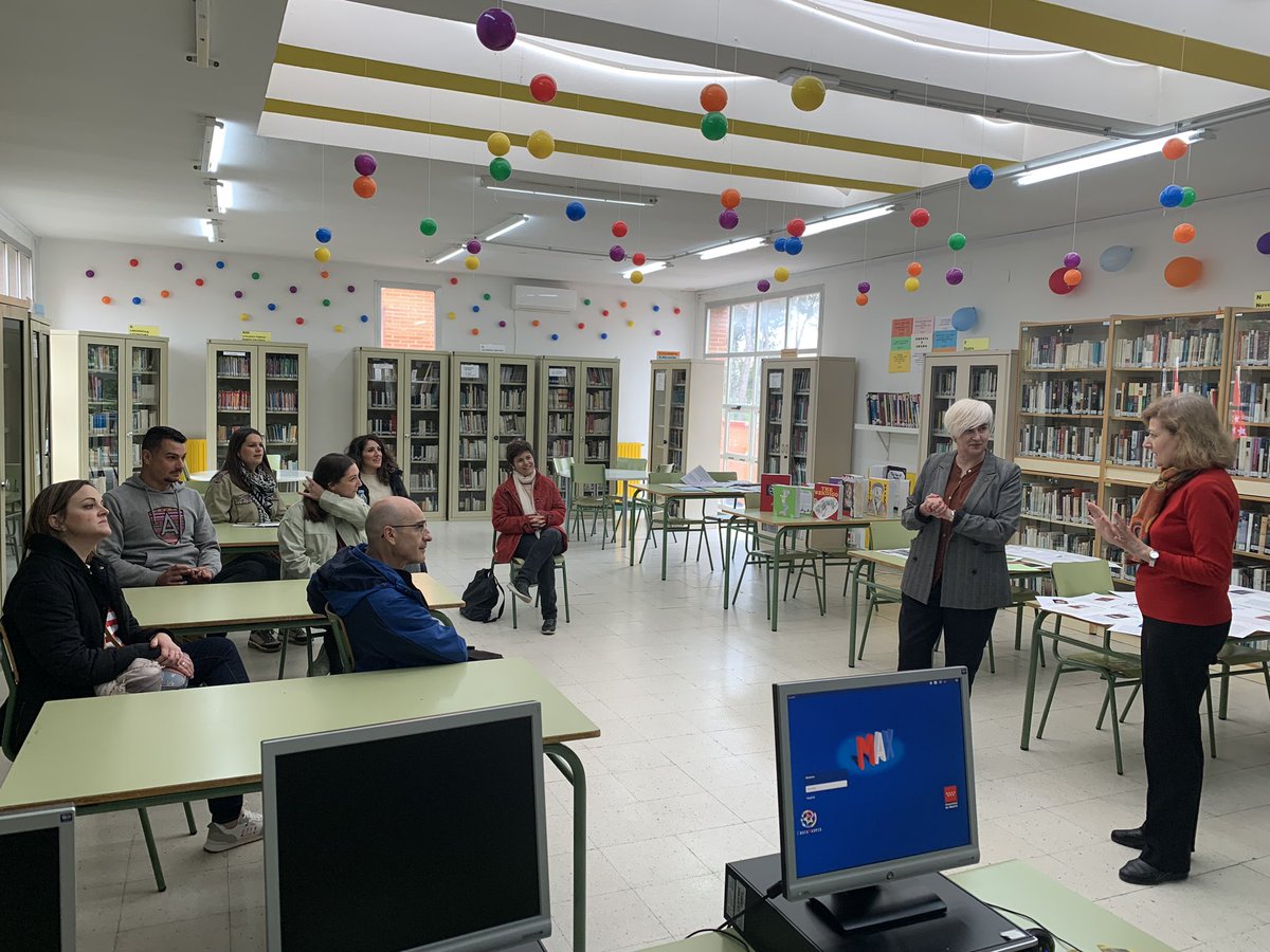 CFPIdiomas's tweet photo. Acompañando a compañeros de @educacyl del IES Santo Tomás de Aquino de Íscar en su visita de  al IES Francisco De Goya de Madrid gracias al proyecto #MENTORACTUA
Comenzamos con la visita a la biblioteca, excelente trabajo, ideas inspiradoras.

#formaciónCyL #innovaCyL https://t.co/jlDaz5iL7e