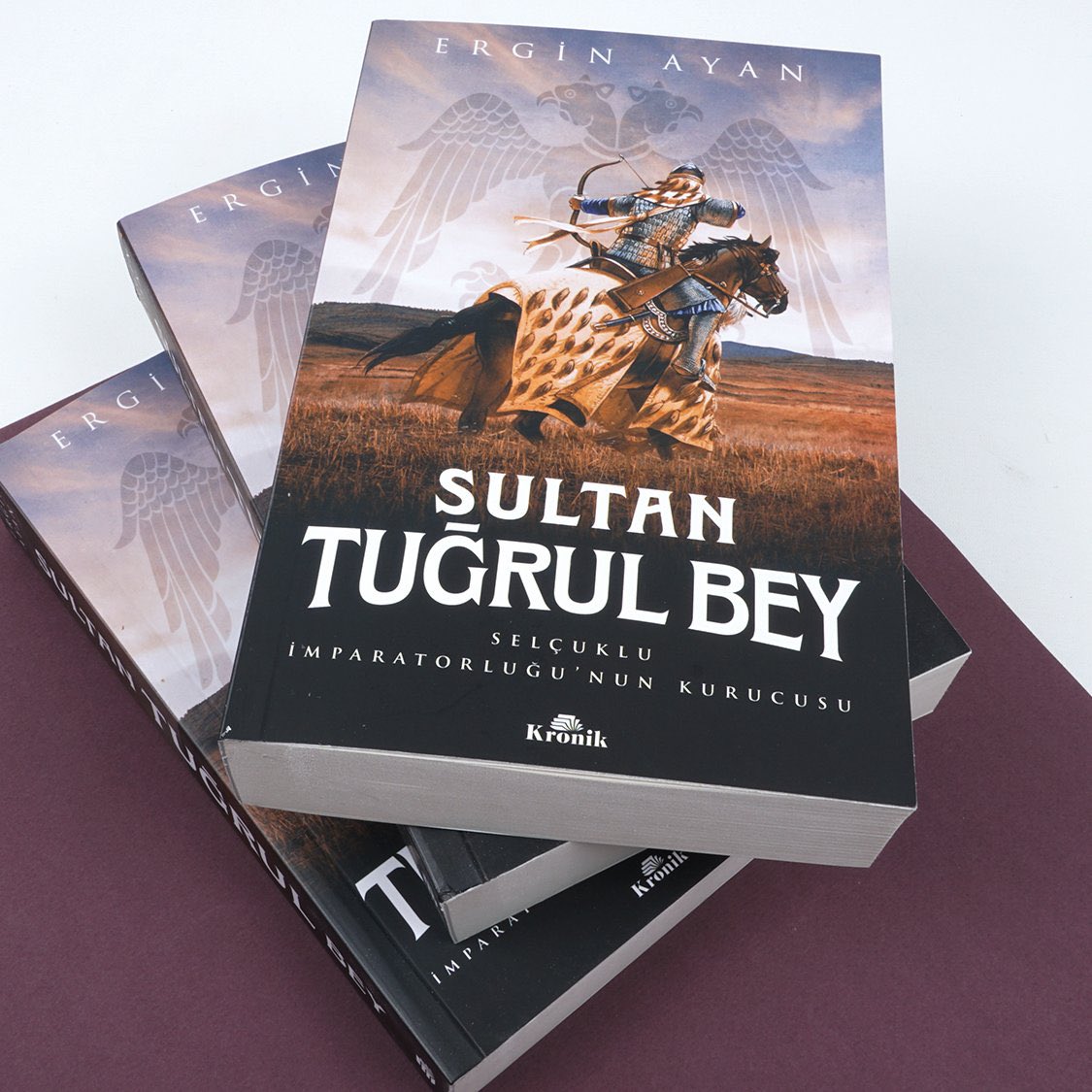 Bir devlet ve medeniyetin mimarı: Tuğrul Bey... Selçuk Bey ile yanmaya başlayan Türk ateşi, Tuğrul Bey'in Dandanakan zaferinin ardından ilan edilen sultanlığıyla tüm Anadolu'ya ışık saçacaktı... kronikkitap.com/kitap/tugrul-b…