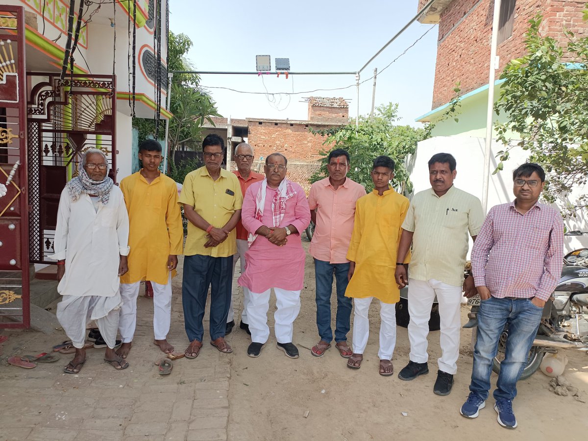 spmtdeoria's tweet photo. देवरिया, खोराराम के ग्राम सभा इटवा जंगल धतुरा में श्री पूर्व प्रधान, अपने शिष्य श्री कमलेश यादव जी के यहां मांगलिक कार्यक्रम में सम्मिलित होकर अपनी शुभकामनाएं दिया।
@BJP4India @BJP4UP @sunilbansalbjp @idharampalsingh @brajeshpathakup @Bhupendraupbjp @Bhupendradeoria @bjp4deoriaup https://t.co/2SwdQgmy2L