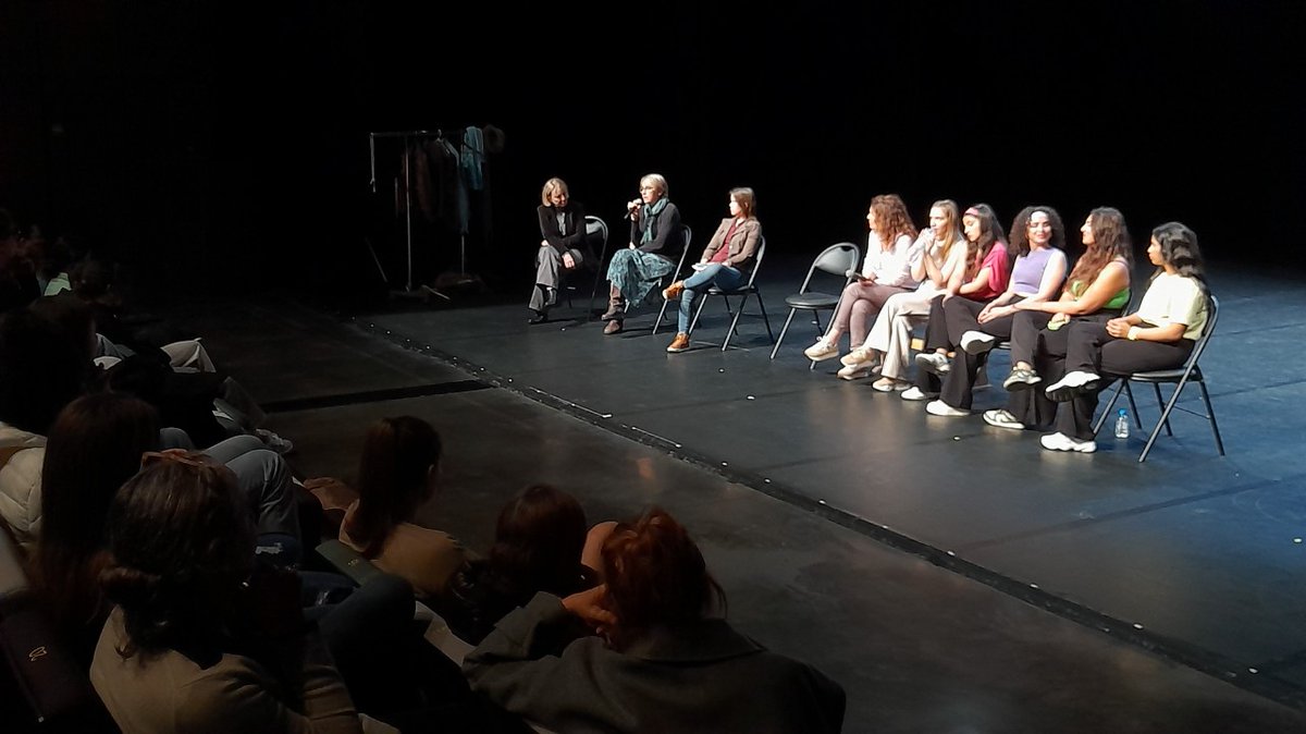 #Teatru | Mardi 23 avril s’est tenue la pièce de théâtre « ces filles-là » de Evan Placey à l’Alb’Oru sur le thème du harcèlement. Après la pièce, un débat a été animé par des spécialistes du sujet plus que jamais d'actualité.