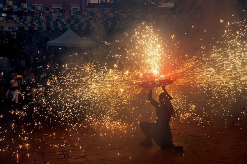 Sabíeu que aquest mes d'abril va ser el 40è aniversari de la <a href="/CollaDiables/">Colla Vella Diables</a>? Volem compartir el record d'aquell cap de setmana. Un plaer ser-hi presents però més encara tenir-les sempre al nostre costat. Per 40 anys més de germanor!🔥♥️
Agraïm també en Robinson Solís per les fotos