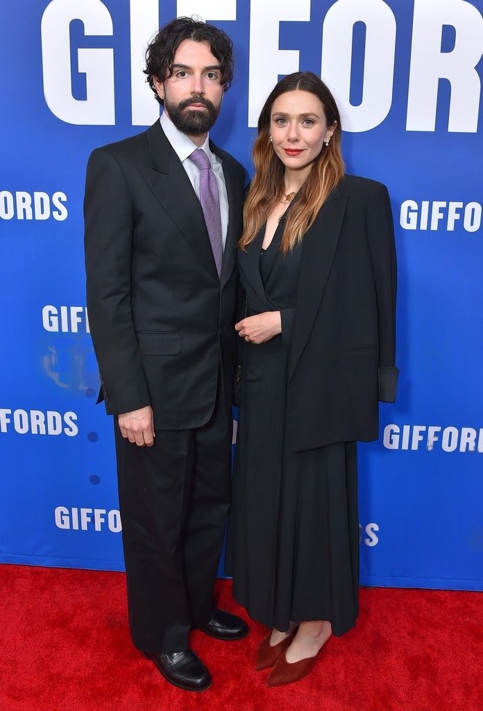 📸 NEW | Elizabeth Olsen and Robbie Arnett out in Los Angeles last night