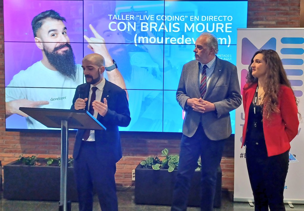 UABBarcelona's tweet photo. El director d’@EnginyeriaUAB, Ian Blanes, dona la benvinguda a la #MEMEnginy, que enguany fa 10 anys: “Quan una persona passa per la universitat s’endú una motxilla plena d’experiències. No només hem de posar-hi coses tècniques. L’hem d’omplir de vivències.”
#UAB @coenginyuab https://t.co/NqMtCYhPtf