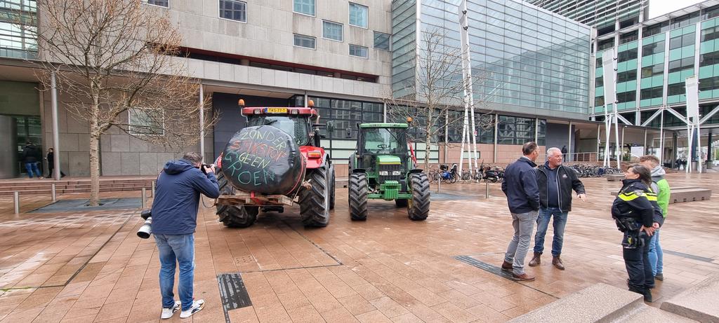 Massaal boerenprotest voor rechtbank Den Haag.