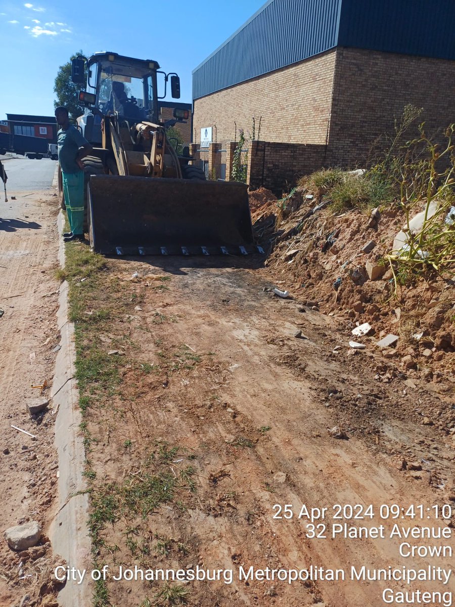 Accelerated Service Delivery Program in Crown Gardens, Ward 68 underway. @CleanerJoburg and AFSU litter picking and clearing illegal dumping spots. @CityofJoburgZA @CRUM_CoJ @KabeloGwamanda
