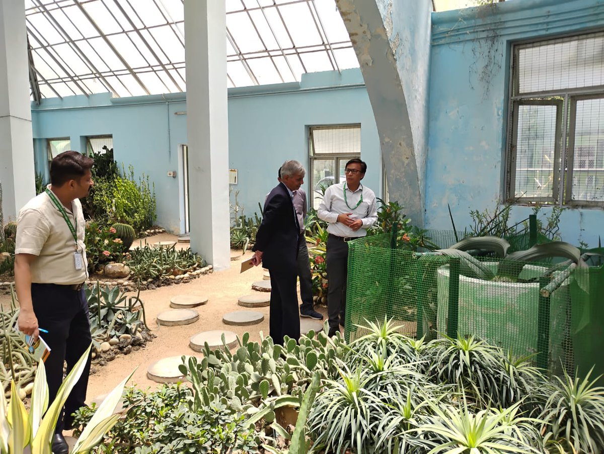 Prof. Suresh Gosavi, VC @PuneUniv visited @csirnbrilko today & interacted with scientists. Possibilities of collaboration in the area of environ. sci., phytochemistry, nano-biotech. & mol. bio. were discussed. Prof. Gosavi also visited Botanic Garden, Herbarium on the occasion.