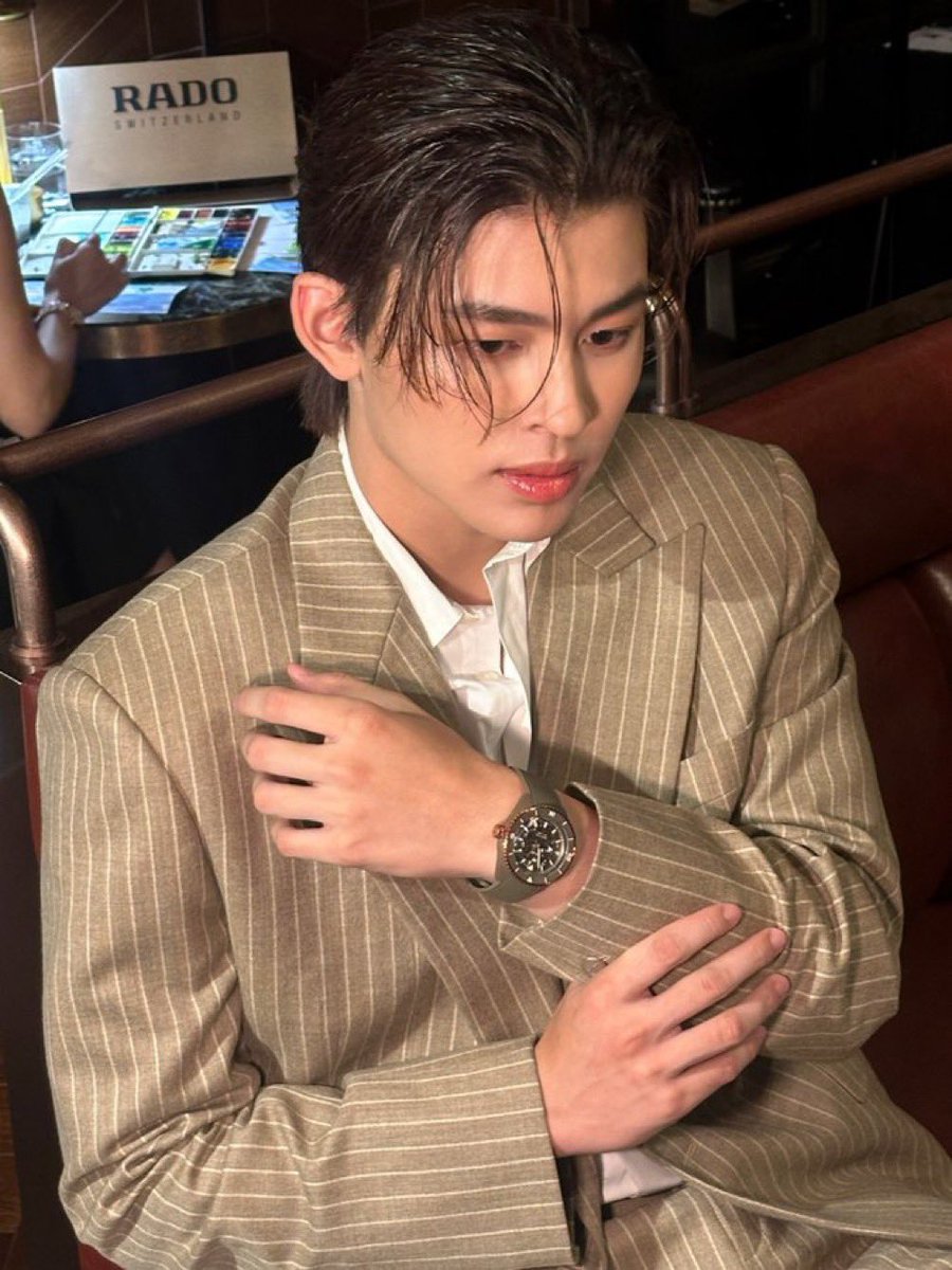 hhammburgers's tweet photo. สำหรับใครที่อยากมีลุค หล่อคลาสสิค ใจดี มีเวลาแถมมีตังด้วย ขอแนะนำนาฬิการุ่นที่พี่ปอนด์ใส่เลยค้าบ Captain Cook High-Tech Ceramic Skeleton สนนราคาที่ 156,200 บาท จับจองมาใส่ตามกันได้คับ😆
Rado x Pond
#RadoCaptainCook
#RadoThailand
#ppnaravit https://t.co/sYabJh4wh2