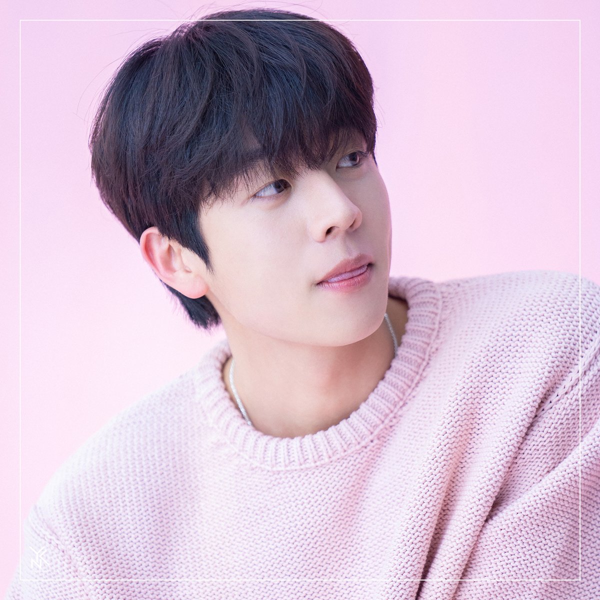 YNKentofficial's tweet photo. [📝] #와엔케POST
#채종협 #미디어보이

딸기우유 보다 달달하고
하얀 눈송이보다 더 폭신한

핑크 종협 VS 순백 종협
둘 다 좋아서 다 가지고 왔습니다
지금 바로 확인하러 가시죠 😎

🔗 https://t.co/jMBmmMcn1U
#Chaejonghyeop #Mediaboy https://t.co/graj594dnz