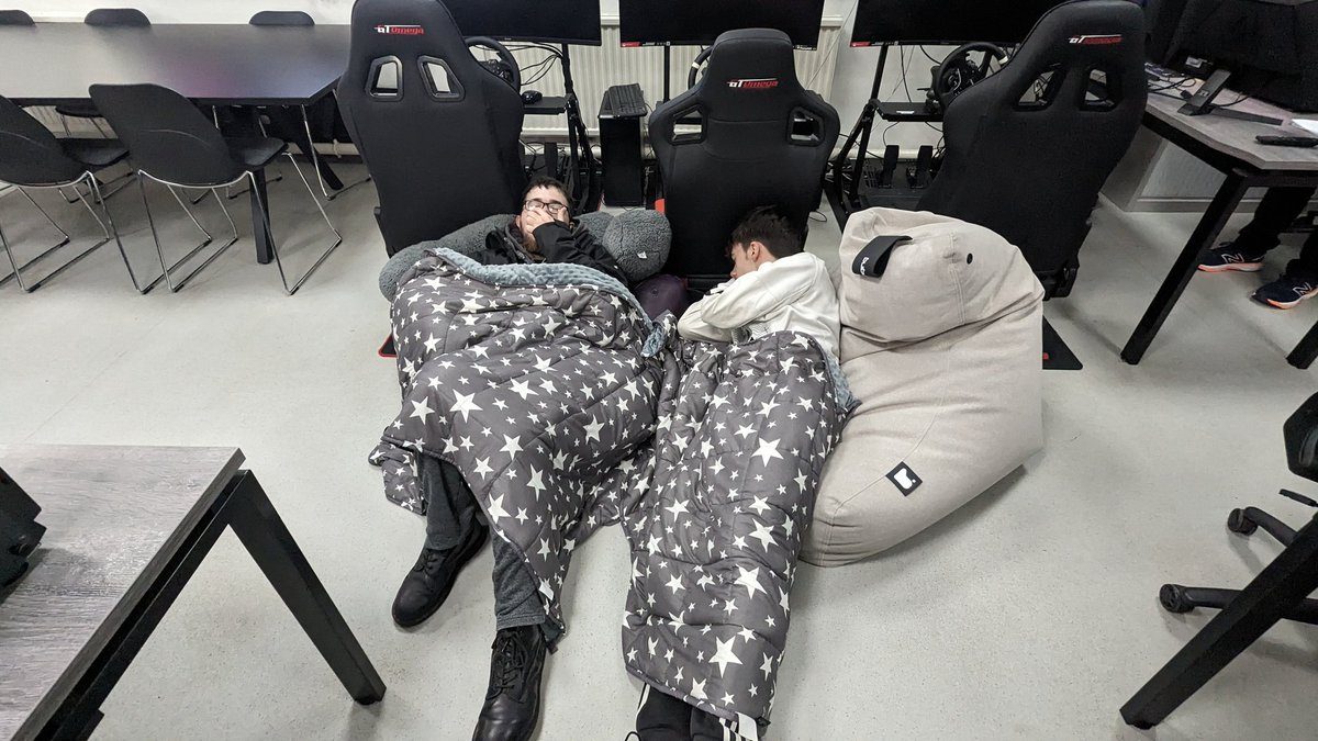 gcs_owls's tweet image. Weighted blankets and beanbags make Networking bearable... 💤

#Esports #ComputerNetworking