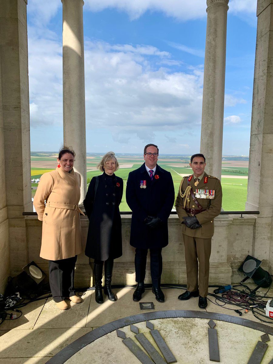 AusAmbFR's tweet photo. Très émue de commémorer ce matin #AnzacDay aux côtés du Ministre @mattkeogh &amp; des 2000 personnes venues se souvenir du sacrifice des soldats 🇦🇺 lors de la Première Guerre mondiale. Une date importante qu'🇦🇺 et 🇫🇷 commémorent chaque année ensemble. N’oublions jamais. #LestWeForget https://t.co/AN7SVfkvzq