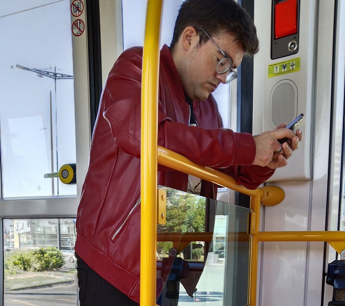 tranviademurzia's tweet photo. Hola @tranviademurcia este tío se ha cagado encima y luego ha hecho la patada de Bisbal y está todo el vagón lleno de mierda no se puede soportar la peste mis dos hijas (de 2 y 6 años) están llorando a mares, esto es inhumano coño https://t.co/OkyKWdks7p