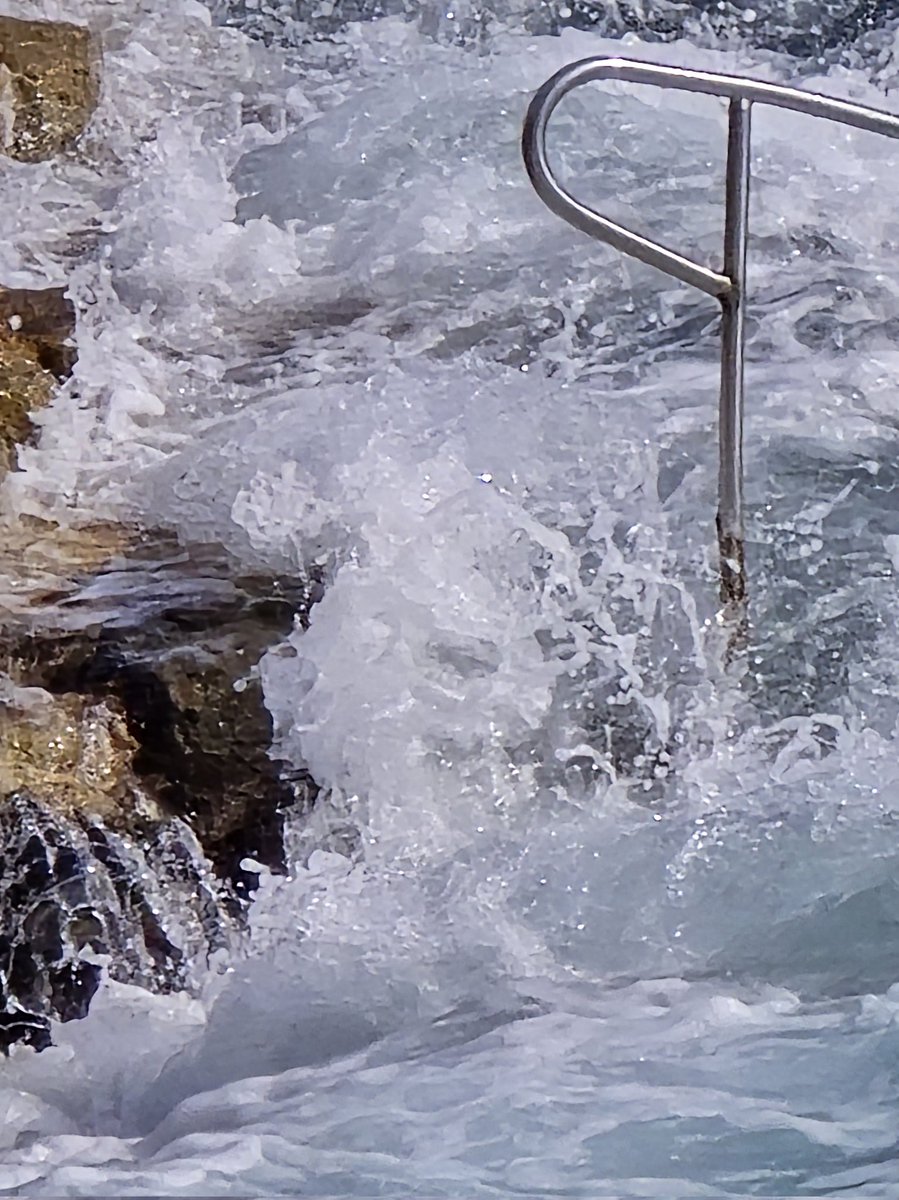 cd_land's tweet photo. J'ai pu capturer hier de rares vagues s'échouer sur les rochers de la Réserve à Nice, alors que la mer était calme !
#Nice06 #CotedAzurFrance #ExploreNiceCotedAzur #NaturePhotography #vagues #mermediterranee #RegionSud #coterocheuse #ILoveNice https://t.co/5yqHfUcOrX