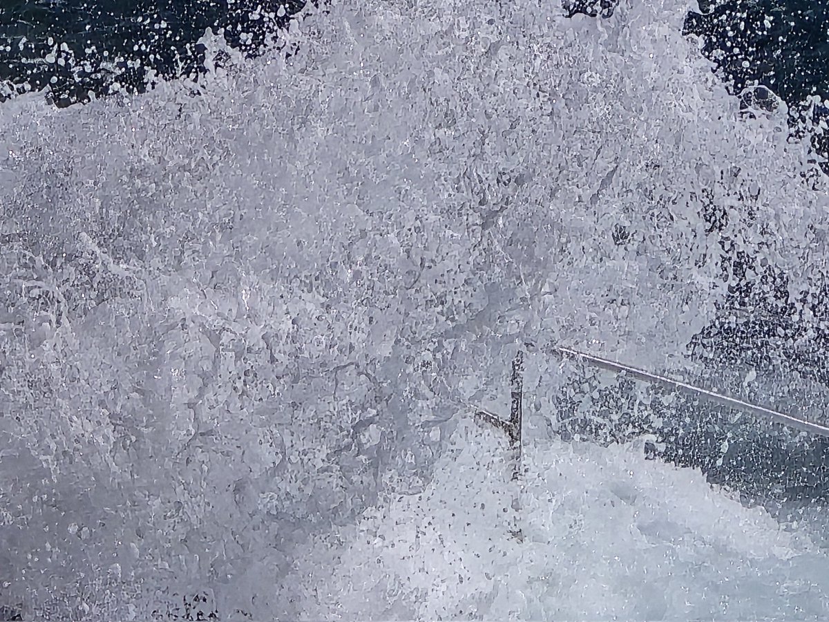 J'ai pu capturer hier de rares vagues s'échouer sur les rochers de la Réserve à Nice, alors que la mer était calme ! 

#Nice06 #CotedAzurFrance #ExploreNiceCotedAzur #NaturePhotography #vagues #mermediterranee #RegionSud  #coterocheuse #ILoveNice