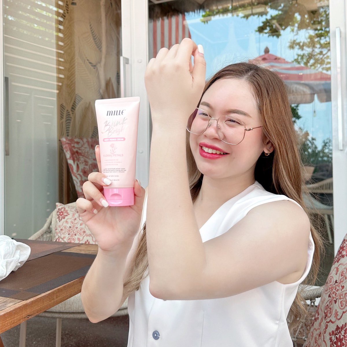 Summer นี้ พก Mille Blink Bright Body Primer Cream ไปทะเลด้วย เนื้อบางเบามาก เหมือนเนื้อโลชั่นธรรมดาเลย ช่วยปรับสีผิวให้กระจ่างใสขึ้น เราทาตอนอยู่กลางแดด เหงื่อออก ก็ทาได้ อะเมซิ่งมาก ผู้ชายงงทำไมผิวขาว เฉลยจ้ะแม่ น้องคนนี้ไง ผิวดูสุขภาพดีขึ้นจริงด้วยนะถ้าใช้เป็นประจำ เริ่ด…