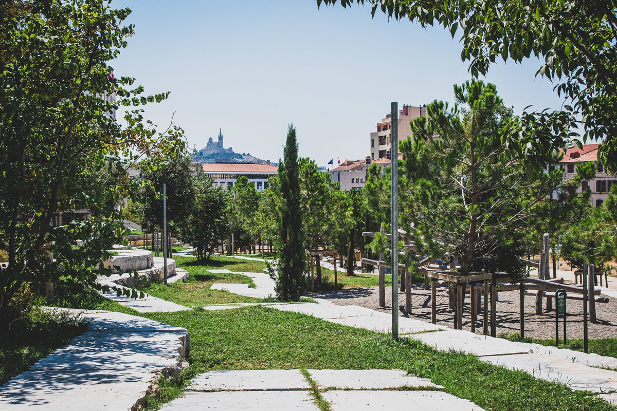 Pendant les vacances de printemps, profitez des parcs et jardins municipaux en famille ! L'occasion de (re)découvrir les aires de jeux pour enfants, la roseraie ou encore le jardin botanique. 🌾🌳 ••• Plus d'infos : bit.ly/49DIKYg