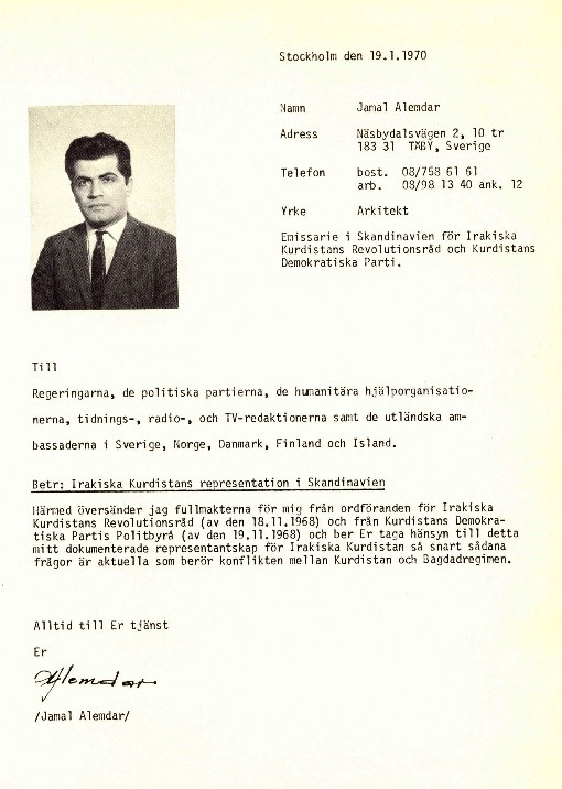 Cemal Alemdar wek xwendekar tê Swêdê (1965). Di demeke kurt de ligel kes û dezgehên welatên Bakûrî pir têkilî pêk anîne. Di 1970yî de wek temsîlkarê Konseya Şoreşa Kurdistana Iraqê tê tayînkirin (Binêre belga li rastê). Li çepê ew ligel Serekê Herêma Kurdistanê Mesûd Barzanî.