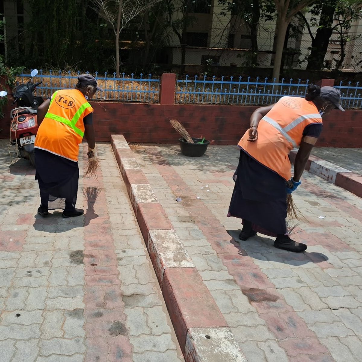 Shining bright for you!

Dedicated staff at #Tiruchchirappalli Railway Station work tirelessly to ensure a clean and welcoming environment for all travelers. 

#SwachhBharatAbhiyan #SouthernRailwayCares #SouthernRailway