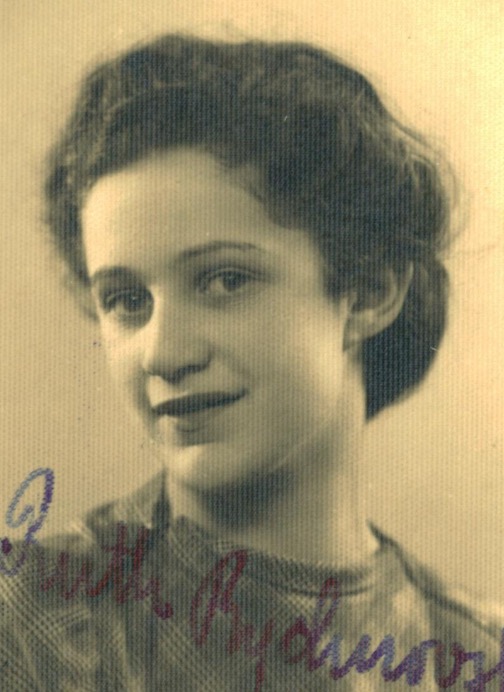 25 April 1923 | A Czech Jewish woman, Ruth Rychnovská, was born in Prague. In #Theresienstadt Ghetto from 22 December 1942. Deported to #Auschwitz on 6 October 1944. She did not survive.