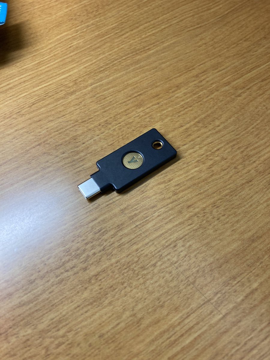 gapul1729's tweet photo. 大学でYubiKey配っててテンション上がった https://t.co/Xn30f0ttSh