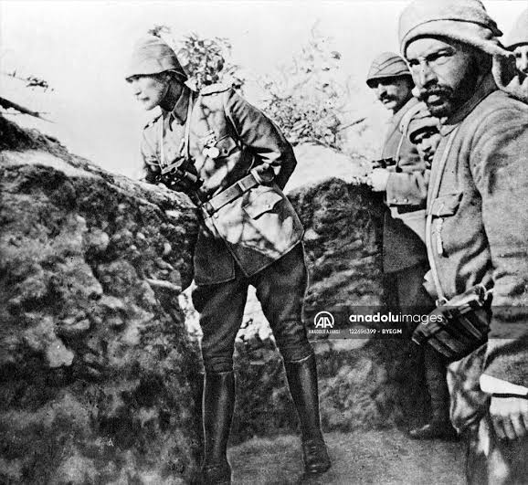 yazcelalzade's tweet photo. 25 Nisan 1915'te müttefiklerin karaya asker çıkarmasıyla başlayan Çanakkale kara muharebeleri Ocak 1916'ya kadar Gelibolu yarımadasında vuku bulmuş ve bu geçen süre zarfında kahraman Türk askeri canını vatanına siper ederek müttefiklerin işgal harekatına engel olmuştur. https://t.co/7OdJwzyMIr