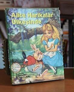 5 yaşındayken şu kapaktaki kıza (yani Alice’e) aşıktım. Okuma yazma bilmediğim halde kitabı açıp okur gibi ezberden anlatırdım.