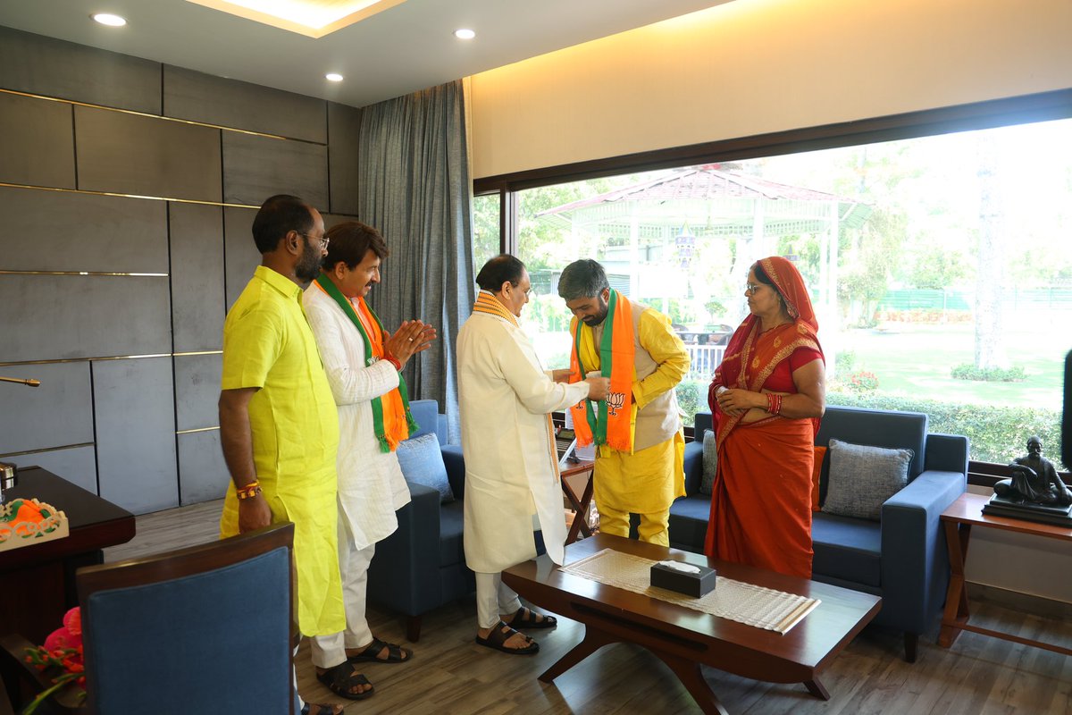 ManishKasyapsob's tweet image. दुनिया के सबसे लोकप्रिय नेता और भारत के प्रिय प्रधानमंत्री नरेंद्र मोदी जी के हाथों में माँ ने मुझे सौंप दिया।। दुनिया की सबसे बड़ी पार्टी BJP से जुड़कर अब मैं माँ और मोदी जी के नेतृत्व में मातृभूमि के लिए काम करूंगा।।

जय हिन्द।।