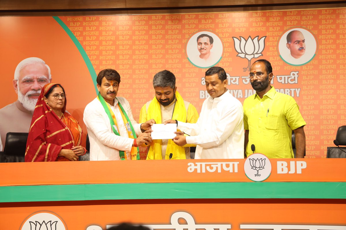 ManishKasyapsob's tweet image. दुनिया के सबसे लोकप्रिय नेता और भारत के प्रिय प्रधानमंत्री नरेंद्र मोदी जी के हाथों में माँ ने मुझे सौंप दिया।। दुनिया की सबसे बड़ी पार्टी BJP से जुड़कर अब मैं माँ और मोदी जी के नेतृत्व में मातृभूमि के लिए काम करूंगा।।

जय हिन्द।।