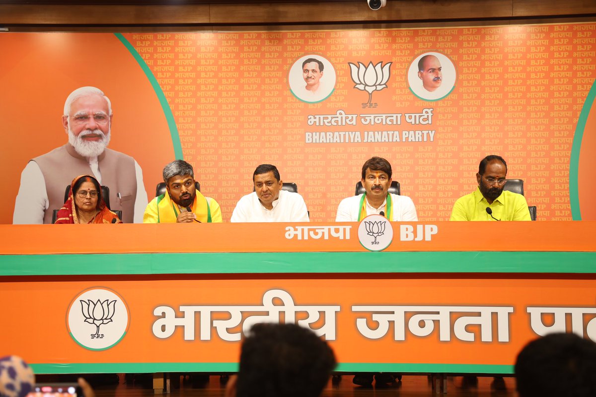 ManishKasyapsob's tweet image. दुनिया के सबसे लोकप्रिय नेता और भारत के प्रिय प्रधानमंत्री नरेंद्र मोदी जी के हाथों में माँ ने मुझे सौंप दिया।। दुनिया की सबसे बड़ी पार्टी BJP से जुड़कर अब मैं माँ और मोदी जी के नेतृत्व में मातृभूमि के लिए काम करूंगा।।

जय हिन्द।।